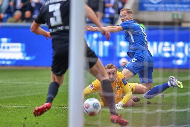 Magdeburg, Sachsen-Anhalt, Deutschland, 05.10.2025: Avnet Arena: 8. Spieltag, Saison 2025 26, 2. Fußball-Bundesliga: 1. FC Magdeburg - Sportvereinigung 07 Elversberg: Torwart Nicolas Kristof (20, SV Elversberg) vor dem eigenen Kasten auf dem Boden, Florian Le Joncour (03, SV Elversberg) hilft mit gegen Maximilian Breunig (9, 1. FC Magdeburg) Copyright: xdtsxNachrichtenagenturx dts_86464