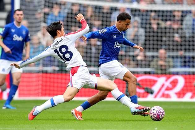 Everton v Crystal Palace - Premier League Daichi Kamada of Crystal Palace and Iliman Ndiaye of Everton challenge during the Premier League match between Everton and Crystal Palace at Hill Dickinson Stadium on October 5, 2025 in Liverpool, England. Liverpool Hill Dickinson Stadium England United Kingdom Copyright: xEdxSykes Sportsphoto APLx 14137308