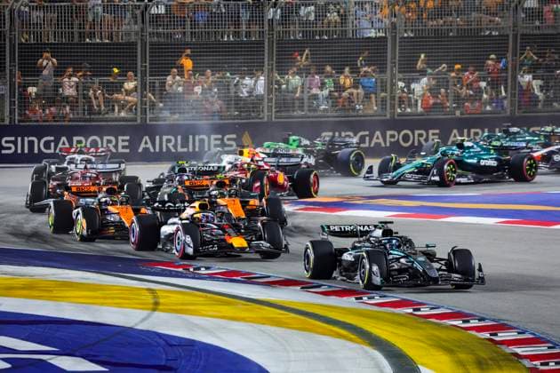 F1 - SINGAPORE GRAND PRIX 2025 Start, 63 RUSSELL George (gbr), Mercedes AMG F1 Team W16, action during the 2025 Formula 1 Singapore Grand Prix, 18th round of the 2025 FIA Formula One World Championship, WM, Weltmeisterschaft from October 3 to 5, 2025 on the Marina Bay Street Circuit, in Singapore - SingaporeSingapore  Copyright: xFLORENTxGOODENx