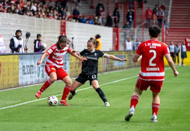 Fußball, Frauen, Saison 2025 2026, Google Pixel Frauen-Bundesliga (5. Spieltag), 1. FC Union Berlin - SC Freiburg v. l. Antonia Halverkamps (1. Frauen 1. FC Union), Lisa Kolb (SC Freiburg), Tomke Schneider (1. Frauen 1. FC Union), 05.10. 2025, Copyright: xMatthiasxKochx