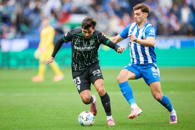 October 5, 2025, Vitoria, Alava, SPAIN: Victor Chust of Elche CF competes for the ball with Lucas Boye of Deportivo Alaves during the LaLiga EA Sports match between Deportivo Alaves and Elche CF at Mendizorrotza on October 5, 2025, in Vitoria, Spain. Vitoria SPAIN - ZUMAa181 20251005_zaa_a181_055 Copyright: xRicardoxLarreinax