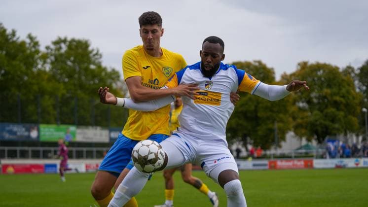 Fußball, Herren, Saison 2025 2026, Regionalliga Nordost, 11. Spieltag, FSV 63 Luckenwalde vs. FC Carl-Zeiss Jena, Samstag 05.10.2025, Werner-Seelenbinder-Stadion Luckenwalde, Im Bild: Quentin Seidel (l. Luckenwalde) und Manasee Eshele (r. Jena) Brandenburg Deutschland