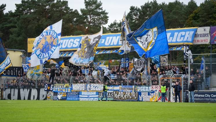 Fußball, Herren, Saison 2025 2026, Regionalliga Nordost, 11. Spieltag, FSV 63 Luckenwalde vs. FC Carl-Zeiss Jena, Samstag 05.10.2025, Werner-Seelenbinder-Stadion Luckenwalde, Im Bild: Die Fans Fanszene des FC Carl-Zeiss Jena in Luckenwalde. Brandenburg Deutschland