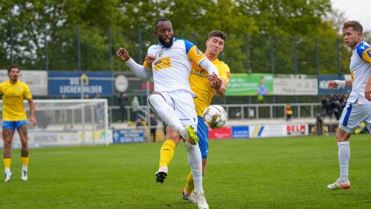 Fußball, Herren, Saison 2025 2026, Regionalliga Nordost, 11. Spieltag, FSV 63 Luckenwalde vs. FC Carl-Zeiss Jena, Samstag 05.10.2025, Werner-Seelenbinder-Stadion Luckenwalde, Im Bild: Manasee Eshele (l. Jena) und Quentin Seidel (r. Luckenwalde) Brandenburg Deutschland