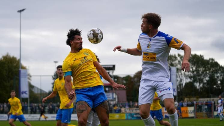 Fußball, Herren, Saison 2025 2026, Regionalliga Nordost, 11. Spieltag, FSV 63 Luckenwalde vs. FC Carl-Zeiss Jena, Samstag 05.10.2025, Werner-Seelenbinder-Stadion Luckenwalde, Im Bild: Andreas Pollasch (l. Luckenwalde) und Maxim Hessel (r. Jena) Brandenburg Deutschland