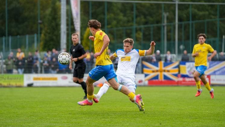 Fußball, Herren, Saison 2025 2026, Regionalliga Nordost, 11. Spieltag, FSV 63 Luckenwalde vs. FC Carl-Zeiss Jena, Samstag 05.10.2025, Werner-Seelenbinder-Stadion Luckenwalde, Im Bild: Tim Schleinitz (l. Luckenwalde) und Patrick Weihrauch (r. Jena) Brandenburg Deutschland