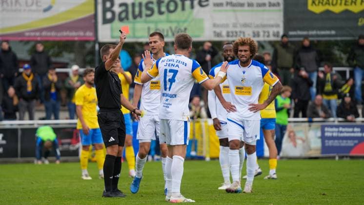 Fußball, Herren, Saison 2025 2026, Regionalliga Nordost, 11. Spieltag, FSV 63 Luckenwalde vs. FC Carl-Zeiss Jena, Samstag 05.10.2025, Werner-Seelenbinder-Stadion Luckenwalde, Im Bild: Schiedsrichter Johannes Schipke zeigt Janas Patrick Weihrauch die gelb rote Karte. Brandenburg Deutschland