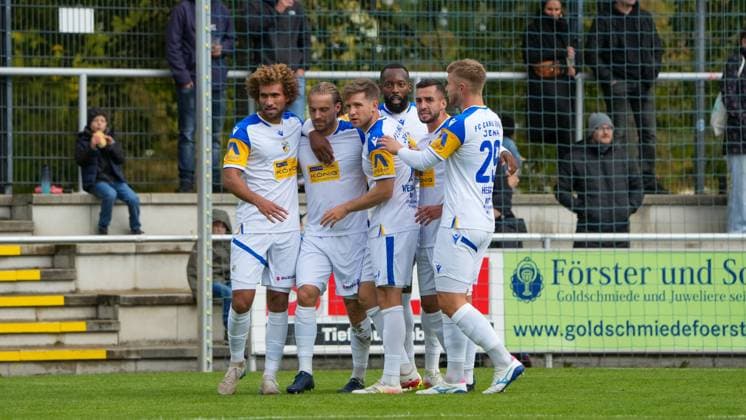 Fußball, Herren, Saison 2025 2026, Regionalliga Nordost, 11. Spieltag, FSV 63 Luckenwalde vs. FC Carl-Zeiss Jena, Samstag 05.10.2025, Werner-Seelenbinder-Stadion Luckenwalde, Im Bild: Jubel beim FC Carl-Zeiss Jena nach dem Führungstreffer. Brandenburg Deutschland