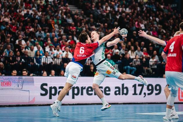 HBL: HSV Hamburg vs. SC Magdeburg, 05.10.25 Omar Ingi Magnusson (SC Magdeburg, 14) wirft,, Elias Kofler (HSV Hamburg, 6) versucht zu blocken; HBL: HSV Hamburg vs. SC Magdeburg am 05.10.2025 in der Barclays Arena, Hamburg Copyright: xBEAUTIFULxSPORTS Tonhäuserx
