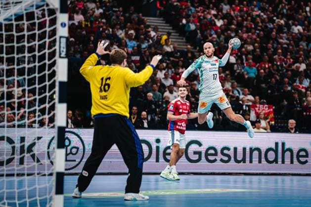 HBL: HSV Hamburg vs. SC Magdeburg, 05.10.25 Tim Hornke (SC Magdeburg, 17) wirft; HBL: HSV Hamburg vs. SC Magdeburg am 05.10.2025 in der Barclays Arena, Hamburg Copyright: xBEAUTIFULxSPORTS Tonhäuserx