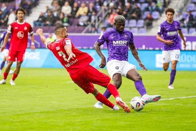 05.10.2025, xomx, Fussball 3.Liga, Erzgebirge Aue - Rot-Weiss Essen v.l. Michael Kostka (Rot-Weiss Essen) im Zweikampf mit Jamilu Collins (FC Erzgebirge Aue) am Ball (DFL DFB REGULATIONS PROHIBIT ANY USE OF PHOTOGRAPHS as IMAGE SEQUENCES and or QUASI-VIDEO) Aue