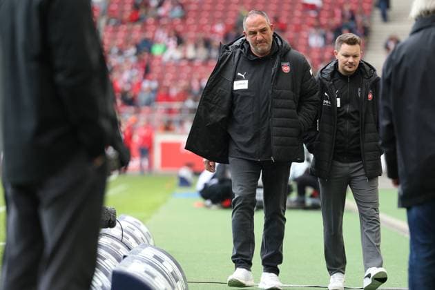 05.10.2025, xrekx, Fussball 1.Bundesliga, VfB Stuttgart - 1.FC Heidenheim v.l. Frank Schmidt Trainer (1.FC Heidenheim 1846) vor dem Spiel (DFL DFB REGULATIONS PROHIBIT ANY USE OF PHOTOGRAPHS as IMAGE SEQUENCES and or QUASI-VIDEO) Stuttgart