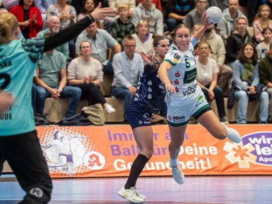 Ann Kynast (Frisch Auf Frauen, 05) setzt sich gegen Teresa von Prittwitz (Buxtehuder SV, 28) durch, Buxtehuder SV vs. Frisch Auf Goeppingen, Handball, 1. Bundesliga, Spielzeit 2025 2026, 05.10.2025 Buxtehuder SV vs. Frisch Auf Goeppingen, Handball, 1. Bundesliga, Spielzeit 2025 2026, 05.10.2025 Buxtehude Copyright: xEibner-Pressefoto MichaelxSchmidx EP_MST
