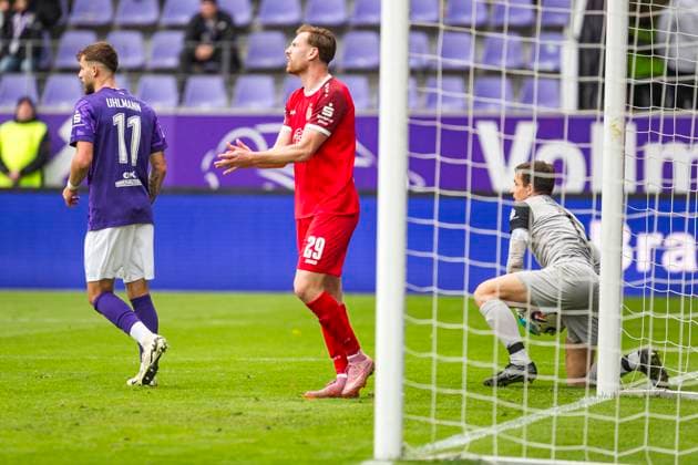 05.10.2025, xomx, Fussball 3.Liga, Erzgebirge Aue - Rot-Weiss Essen v.l. Martin Männel (FC Erzgebirge Aue) klaert auf der Linie. Am Ball. Jannik Mause (Rot-Weiss Essen) (DFL DFB REGULATIONS PROHIBIT ANY USE OF PHOTOGRAPHS as IMAGE SEQUENCES and or QUASI-VIDEO) Aue