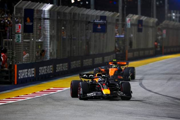 F1 - SINGAPORE GRAND PRIX 2025 01 VERSTAPPEN Max (nld), Red Bull Racing RB21, action during the 2025 Formula 1 Singapore Grand Prix, 18th round of the 2025 FIA Formula One World Championship, WM, Weltmeisterschaft from October 3 to 5, 2025 on the Marina Bay Street Circuit, in Singapore - SingaporeSingapore  Copyright: xEricxAlonsox