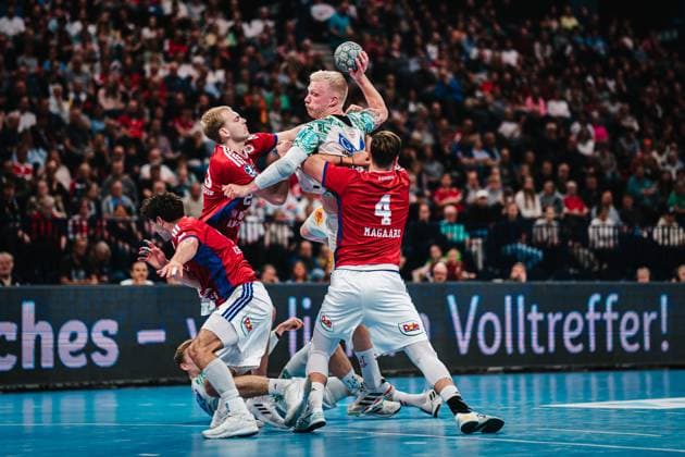 HBL: HSV Hamburg vs. SC Magdeburg, 05.10.25 Magnus Saugstrup (SC Magdeburg, 23) wirft, wird geblockt von Andreas Magaard (HSV Hamburg, 4) und Einar Olafsson (HSV Hamburg, 23); HBL: HSV Hamburg vs. SC Magdeburg am 05.10.2025 in der Barclays Arena, Hamburg Copyright: xBEAUTIFULxSPORTS Tonhäuserx