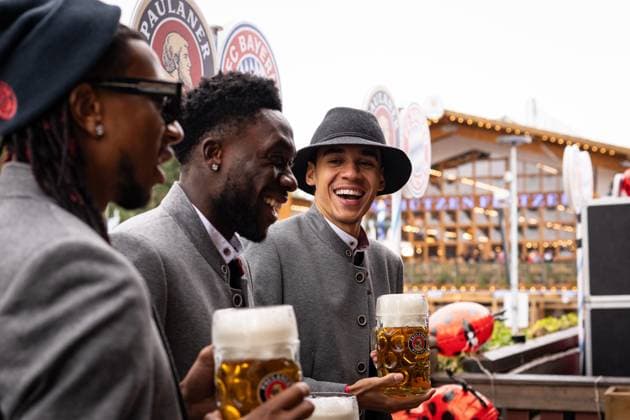 v.l. 17 Michael Olise, 19 Alphonso Davies, 42 Jamal Musiala, Porträt, Portrait, Fussball FC Bayern München traditionelle Besuch auf dem Münchner Oktoberfest, Wiesn, Volksfest 05.10.2025 FOTO: Mladen Lackovic LakoPress