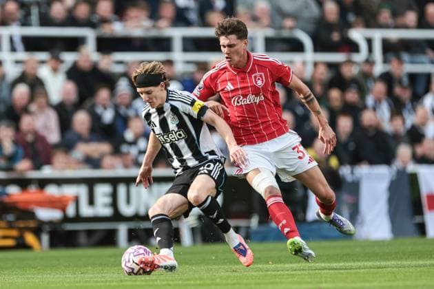 Premier League Newcastle United v Nottingham Forest Anthony Gordon of Newcastle Untied holds off Nicolo Savona of Nottingham Forest during the Premier League match Newcastle United vs Nottingham Forest at St. James s Park, Newcastle, United Kingdom, 5th October 2025 (Photo by Mark Cosgrove News Images) Newcastle St. James s Park Tyne and Wear United Kingdom Copyright: xMarkxCosgrove NewsxImagesx