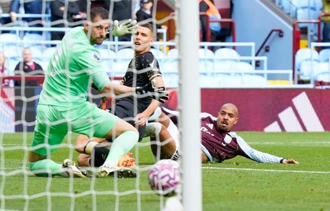 Birmingham, England, 5th October 2025. Donyell Malen of Aston Villa (R) scores the opening goal during the Aston Villa vs Burnley Premier League match at Villa Park, Birmingham. Picture credit should read: Andrew Yates Sportimage EDITORIAL USE ONLY. No use with unauthorised audio, video, data, fixture lists, club league logos or live services. Online in-match use limited to 120 images, no video emulation. No use in betting, games or single club league player publications. SPI_010_VILLA_BURNLEY SPI-4198-0010
