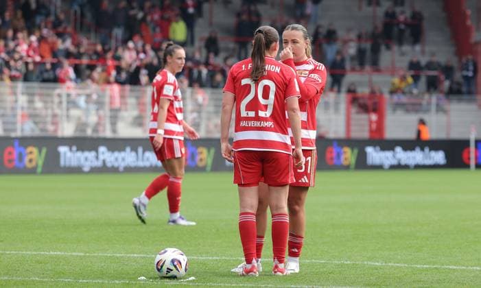 Antonia Halverkamps, Tanja Pawollek vor Freistoß Fußball Fussball Damen Bundesliga 5. Spieltag Saison 2025 2026 05.10.2025 1.FC Union Berlin vs. SC Freiburg SCF DFL regulations prohibit any use of photographs as image sequences and or quasi-video