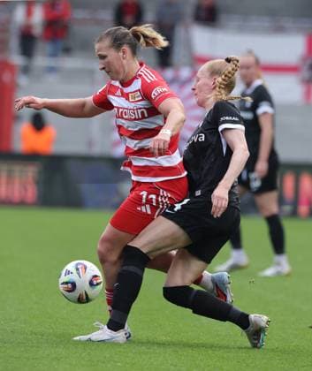 Dina Orschmann, Meret Felde Zweikampf Spielszene Aktion Fußball Fussball Damen Bundesliga 5. Spieltag Saison 2025 2026 05.10.2025 1.FC Union Berlin vs. SC Freiburg SCF DFL regulations prohibit any use of photographs as image sequences and or quasi-video