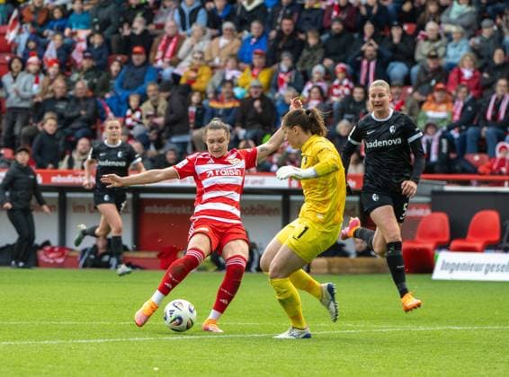 Fußball, Frauen, Saison 2025 2026, Google Pixel Frauen-Bundesliga (5. Spieltag), 1. FC Union Berlin - SC Freiburg v. l. Chance Sophie Weidauer (1. Frauen 1. FC Union), Torfrau Laura Benkarth (SC Freiburg), Julia Stierli (SC Freiburg), 05.10. 2025, Copyright: xMatthiasxKochx