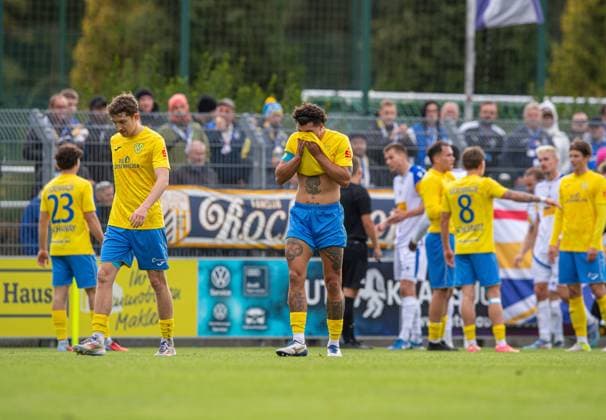 Fussball, Herren, Saison 2025 2026, Regionalliga Nordost (11. Spieltag), FSV 63 Luckenwalde - FC Carl Zeiss Jena, v.l. Sofiene Jannene (Luckenwalde), Andreas Pollasch (Luckenwalde), 05.10. 2025, Copyright: xSebastianxRäppold MatthiasxKochx