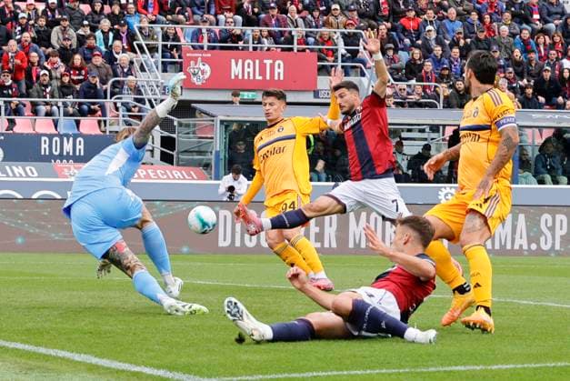 October 5, 2025, Bologna, ITALIA: Pisa s goalkeeper Adrian Semper (L) in action against Bologna s Riccardo Orsolini (C) during the Italian Serie A soccer match Bologna FC vs Pisa SC at Renato Dall Ara stadium in Bologna, Italy, 5 October 2025. ANSA SERENA CAMPANINI Soccer: Serie A ; Bologna-Pisa  - ZUMAa110 20251005_zaf_a110_027 Copyright: xSerenaxCampaninix