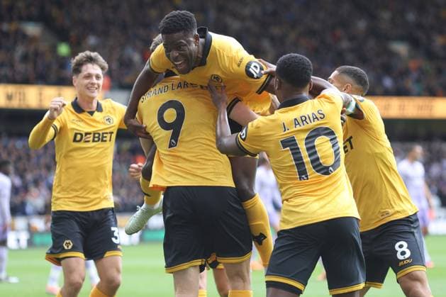 Wolverhampton Wanderers v Brighton & Hove Albion - Premier League Marshall Munetsi, Jorgen Strand Larsen, Jhon Arias and Joao Gomes of Wolverhampton Wanderers celebrate 1st goal during the Premier League match between Wolverhampton Wanderers and Brighton & Hove Albion at Molineux on October 5, 2025 in Wolverhampton, England. Wolverhampton Molineux England United Kingdom Copyright: xNealxSimpson Sportsphoto APLx 14137317