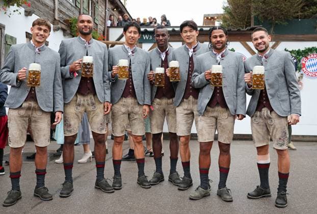 FC Bayern auf dem Oktoberfest 2025 v.li:Tom BISCHOF (Bayern Muenchen), Jonathan TAH (Bayern Muenchen), Hiroki ITO (Bayern Muenchen),,Nicolas JACKSON (Bayern Muenchen),Minjae KIM (FC Bayern Muenchen),Serge GNABRY (FC Bayern Muenchen),Raphael GUERREIRO (Bayern Muenchen), mit Mass Bier. Fussball FC Bayern Muenchen, traditioneller Oktoberfestbesuch in der Kaefer Schaenke am 05.10.2025 in Muenchen Deutschland. Poolfoto FCBayernMuenchen via SVEN SIMON Fotoagentur GmbH & Co. Muenchen Bayern Deutschland