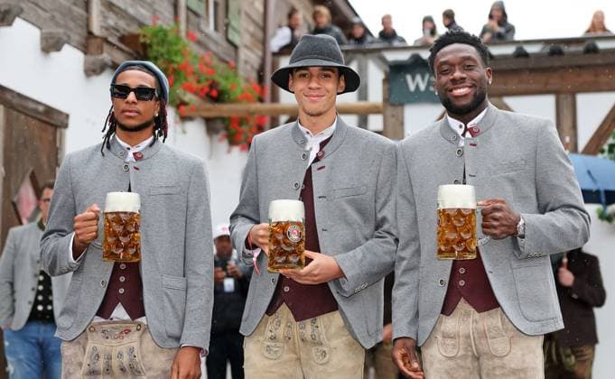 FC Bayern auf dem Oktoberfest 2025 v.li.Michael OLISE (Bayern Muenchen), Jamal MUSIALA (Bayern Muenchen), Alphonso DAVIES (Bayern Muenchen), mit Mass Bier. Fussball FC Bayern Muenchen, traditioneller Oktoberfestbesuch in der Kaefer Schaenke am 05.10.2025 in Muenchen Deutschland. Poolfoto FCBayernMuenchen via SVEN SIMON Fotoagentur GmbH & Co. Muenchen Bayern Deutschland