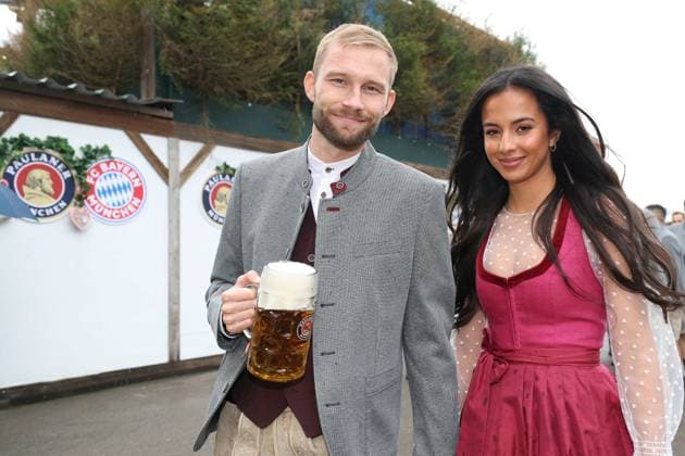 FC Bayern auf dem Oktoberfest 2025 Konrad LAIMER (Bayern Muenchen) mit Ehefrau Ines Sarah, mit Mass Bier. Fussball FC Bayern Muenchen, traditioneller Oktoberfestbesuch in der Kaefer Schaenke am 05.10.2025 in Muenchen Deutschland. Poolfoto FCBayernMuenchen via SVEN SIMON Fotoagentur GmbH & Co. Muenchen Bayern Deutschland