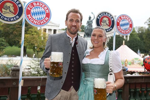 FC Bayern auf dem Oktoberfest 2025 Harry KANE (Bayern Muenchen) mit Ehefrau Katie, mit Mass Bier. Fussball FC Bayern Muenchen, traditioneller Oktoberfestbesuch in der Kaefer Schaenke am 05.10.2025 in Muenchen Deutschland. Poolfoto FCBayernMuenchen via SVEN SIMON Fotoagentur GmbH & Co. Muenchen Bayern Deutschland