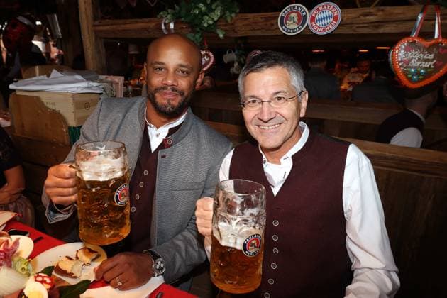 FC Bayern auf dem Oktoberfest 2025 v.li:Trainer Vincent KOMPANY (Bayern Muenchen), Herbert HAINER (Praesident Bayern Muenchen). mit Mass Bier. Fussball FC Bayern Muenchen, traditioneller Oktoberfestbesuch in der Kaefer Schaenke am 05.10.2025 in Muenchen Deutschland. Poolfoto FCBayernMuenchen via SVEN SIMON Fotoagentur GmbH & Co. Muenchen Bayern Deutschland