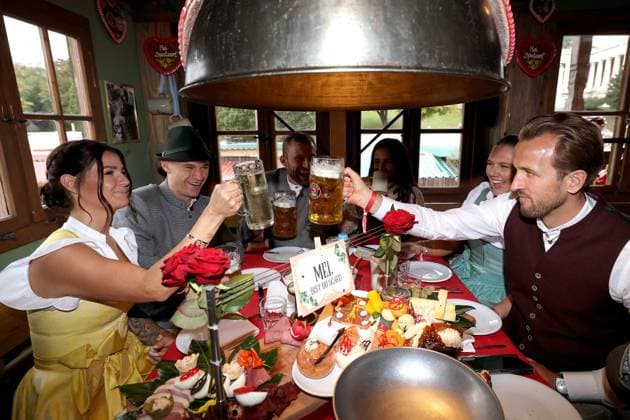 FC Bayern auf dem Oktoberfest 2025 v.li:Lina Kimmich,Joshua KIMMICH (Bayern Muenchen),Raphael GUERREIRO (Bayern Muenchen) mit Ehefrau,Katie Kane,Harry KANE (Bayern Muenchen) Fussball FC Bayern Muenchen, traditioneller Oktoberfestbesuch in der Kaefer Schaenke am 05.10.2025 in Muenchen Deutschland. Poolfoto FCBayernMuenchen via SVEN SIMON Fotoagentur GmbH & Co. Muenchen Bayern Deutschland