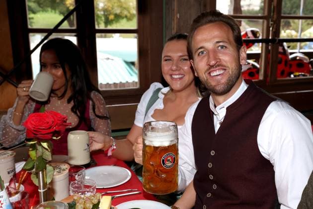 FC Bayern auf dem Oktoberfest 2025 Katie Kane,Harry KANE (Bayern Muenchen), Fussball FC Bayern Muenchen, traditioneller Oktoberfestbesuch in der Kaefer Schaenke am 05.10.2025 in Muenchen Deutschland. Poolfoto FCBayernMuenchen via SVEN SIMON Fotoagentur GmbH & Co. Muenchen Bayern Deutschland