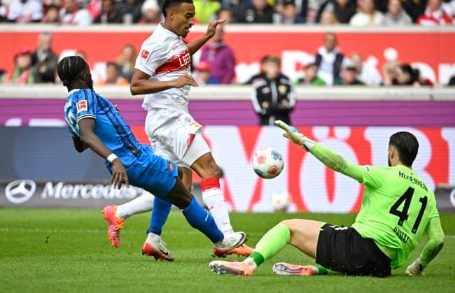 Torschuss Aktion Torchance Jamie Leweling VfB Stuttgart (18) gegen Omar Haktab Traore 1. FC Heidenheim 1846 FCH (23) Torwart Diant Ramaj 1. FC Heidenheim 1846 FCH (41) VfB Stuttgart vs 1. FC Heidenheim FCH 05.10.2025 DFL REGULATIONS PROHIBIT ANY USE OF PHOTOGRAPHS AS IMAGE SEQUENCES AND OR QUASI-VIDEO VfB Stuttgart vs 1. FC Heidenheim FCH