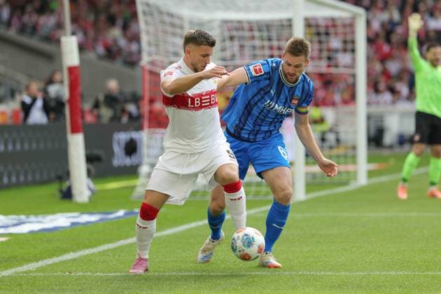 Stuttgart , Bundesliga Fußball VfB Stuttgart vs. 1.FC Heidenheim, v.l. Ermedin Demirovic (VfB) Patrick Mainka (Heidenheim) Gemäß den Vorgaben der DFL Deutschen Fußball Liga ist es untersagt, in dem Stadion und oder vom Spiel angefertigte Fotoaufnahmen in Form von Sequenzbildern und oder videoähnlichen Fotostrecken zu verwerten bzw. verwerten zu lassen.
