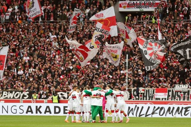 05.10.2025, xrekx, Fussball 1.Bundesliga, VfB Stuttgart - 1.FC Heidenheim v.l. Teamkreis VfB Fans ,Stimmung, Schals, Trikot, Fahne, Banner, Ultras, Zuschauer, Besucher, Choreo, Choreografie, atmosphere, spectators, Visitors (DFL DFB REGULATIONS PROHIBIT ANY USE OF PHOTOGRAPHS as IMAGE SEQUENCES and or QUASI-VIDEO) Stuttgart