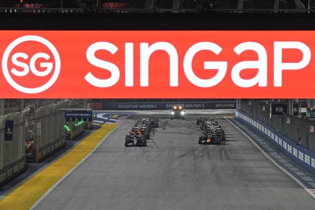 (251005) -- SINGAPORE, Oct. 5, 2025 -- Drivers start during the Formula One Singapore Grand Prix night race in Singapore, Oct. 5, 2025. (Photo by Xinhua) (SP)SINGAPORE-F1-SINGAPORE GRAND PRIX 2025-NIGHT RACE ThenxChihxWey 