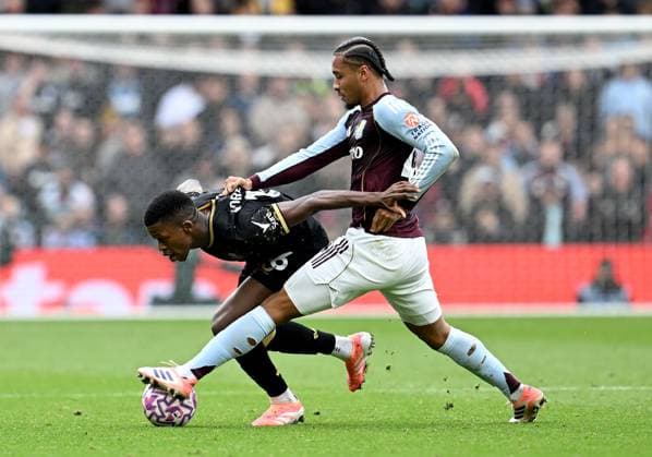 Florentino Luis of Burnley and Boubacar Kamara of Aston Villa Aston Villa v Burnley, Premier League, Football, Villa Park, Birmingham, UK - 05 Oct 2025Birmingham Villa Park United Kingdom EDITORIAL USE ONLY No use with unauthorised audio, video, data, fixture lists, club league logos or live services. Online in-match use limited to 120 images, no video emulation. No use in betting, games or single club league player publications. Copyright: xAnnaxGowthorpe Shutterstockx 15515860u