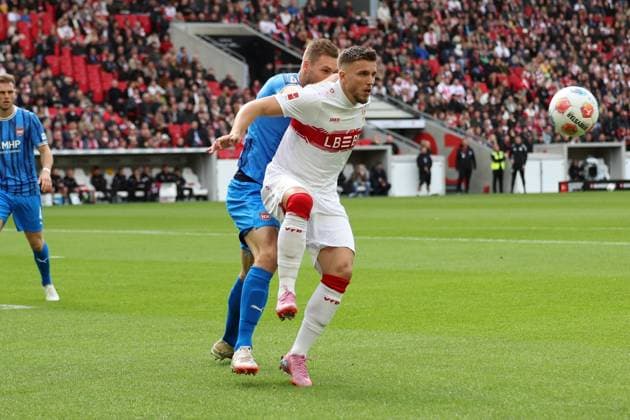 05.10.2025, xrekx, Fussball 1.Bundesliga, VfB Stuttgart - 1.FC Heidenheim v.l. Patrick Mainka (1.FC Heidenheim 1846) Ermedin Demirovic (VfB Stuttgart) Handspiel (DFL DFB REGULATIONS PROHIBIT ANY USE OF PHOTOGRAPHS as IMAGE SEQUENCES and or QUASI-VIDEO) Stuttgart