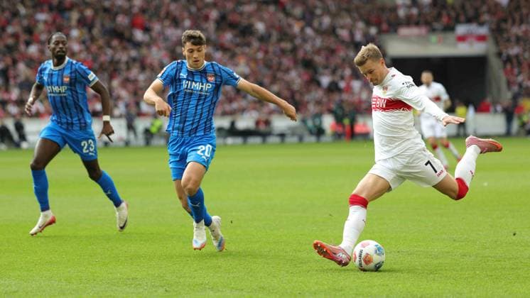 Stuttgart , Bundesliga Fußball VfB Stuttgart vs. 1.FC Heidenheim, v.l. Omar-Haktab Traore (Heidenheim) Luca Kerber (Heidenheim) Maximilian Mittelstädt (VfB) Gemäß den Vorgaben der DFL Deutschen Fußball Liga ist es untersagt, in dem Stadion und oder vom Spiel angefertigte Fotoaufnahmen in Form von Sequenzbildern und oder videoähnlichen Fotostrecken zu verwerten bzw. verwerten zu lassen.