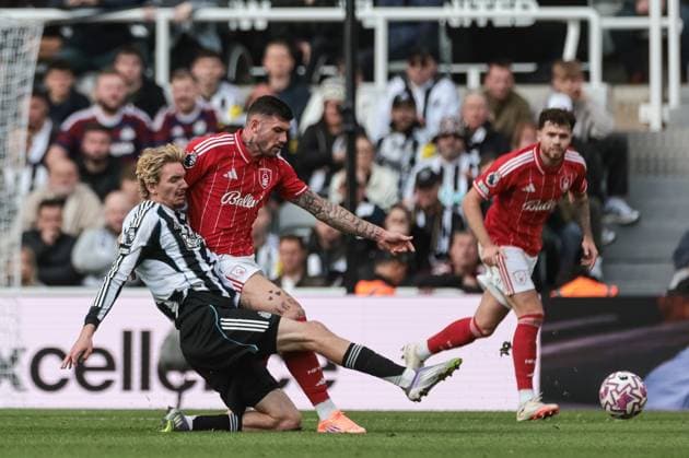 Premier League Newcastle United v Nottingham Forest Morato of Nottingham Forest and Nick Woltemade of Newcastle United battle for the ball during the Premier League match Newcastle United vs Nottingham Forest at St. James s Park, Newcastle, United Kingdom, 5th October 2025 (Photo by Mark Cosgrove News Images) Newcastle St. James s Park Tyne and Wear United Kingdom Copyright: xMarkxCosgrove NewsxImagesx