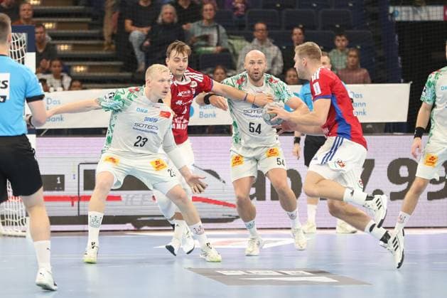 05.10.2025, xgox, Handball - Daikin HBL, Handball Verein Hamburg - SC Magdeburg emspor, v.l. Magnus Saugstrup (Magdeburg, 23), Andreas Magaard (Hamburg, 4), Oscar Bergendahl (Magdeburg, 54) Zweikampf, Duell, Kampf, tackle Hamburg