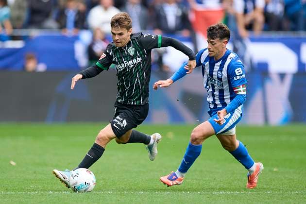 October 5, 2025, Vitoria, Alava, SPAIN: Aleix Febas of Elche CF competes for the ball with Antonio Blanco of Deportivo Alaves during the LaLiga EA Sports match between Deportivo Alaves and Elche CF at Mendizorrotza on October 5, 2025, in Vitoria, Spain. Vitoria SPAIN - ZUMAa181 20251005_zaa_a181_058 Copyright: xRicardoxLarreinax