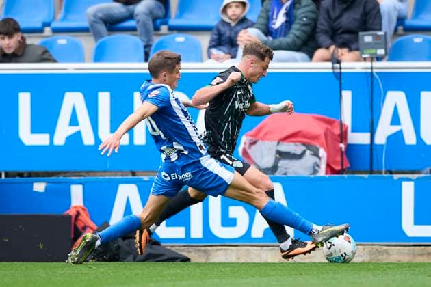 October 5, 2025, Vitoria, Alava, SPAIN: Nahuel Tenaglia of Deportivo Alaves competes for the ball with German Valera of Elche CF during the LaLiga EA Sports match between Deportivo Alaves and Elche CF at Mendizorrotza on October 5, 2025, in Vitoria, Spain. Vitoria SPAIN - ZUMAa181 20251005_zaa_a181_061 Copyright: xRicardoxLarreinax