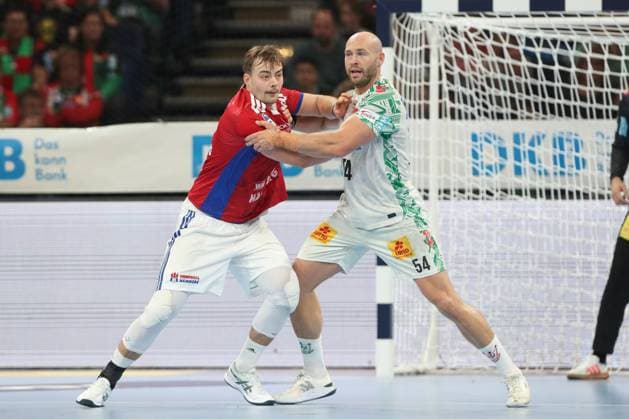 05.10.2025, xtgx, Handball Verein - SC Magdeburg v.l. Andreas Magaard (Hamburg, 4), Oscar Bergendahl (Magdeburg, 54) Zweikampf, Duell, Kampf, tackle Hamburg