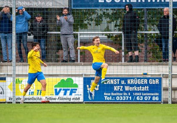 Fussball, Herren, Saison 2025 2026, Regionalliga Nordost (11. Spieltag), FSV 63 Luckenwalde - FC Carl Zeiss Jena, v.l. Mike Bachmann (Luckenwalde), Remo Merke (Luckenwalde), Jubel nach Tor zum 1:1, 05.10. 2025, Copyright: xSebastianxRäppold MatthiasxKochx