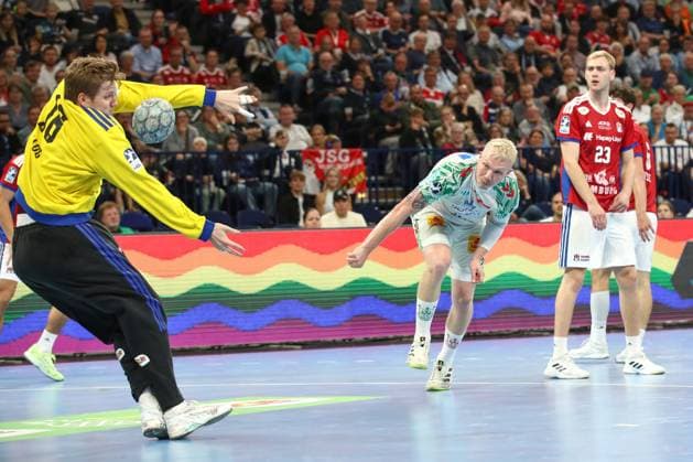 05.10.2025, xtgx, Handball Verein - SC Magdeburg v.l. Robin Paulsen Haug (Hamburg, 16), Magnus Saugstrup (Magdeburg, 23) Parade, haelt den Ball, faengt den Ball, pariert Hamburg